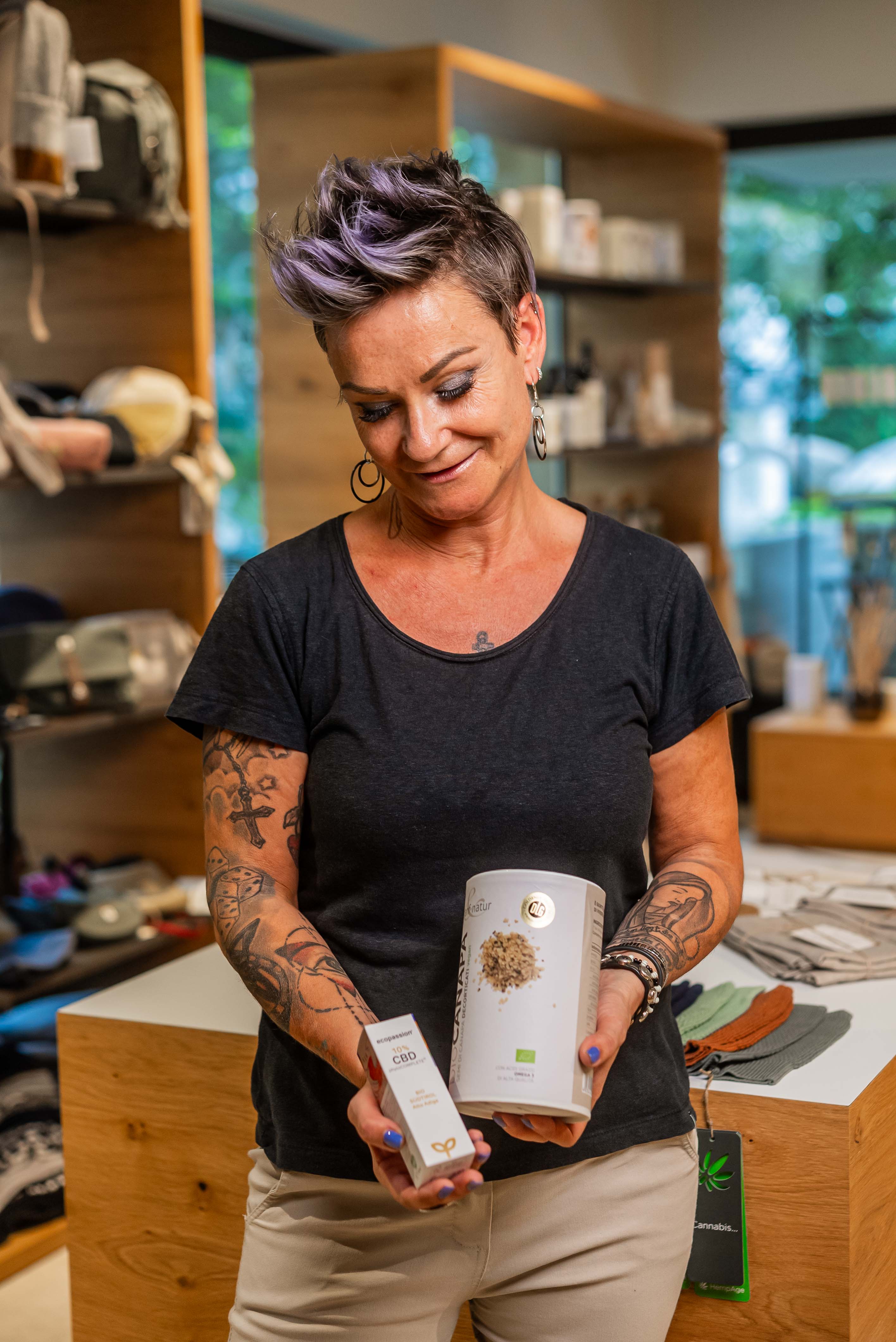 Manuela Fink mit Hanfprodukten im Manusana-Geschäft