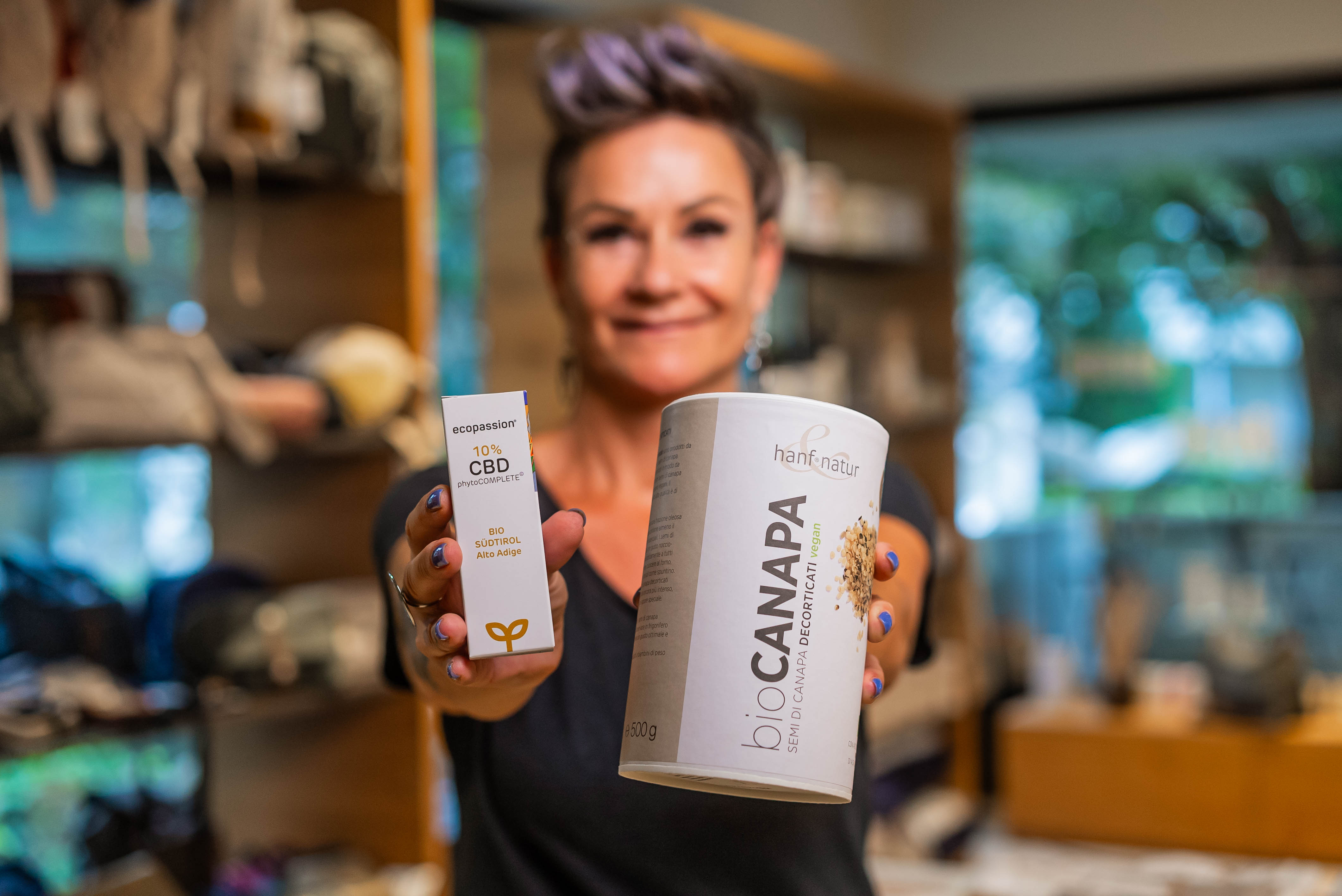 Manuela Fink präsentiert Hanfkosmetik bei Manusana